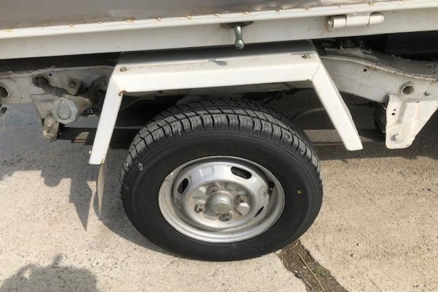 Truck Tires Wear Out On One Side – What Is The Problem?